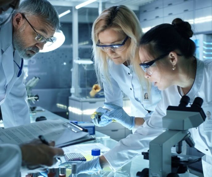 Simulation-1024x576 Trois cherucheurs échangeant dans un laboratoire